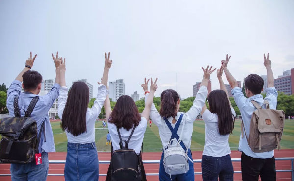 这种上大学的方式太厉害了，家长表示不认同，人民日报却是表扬的